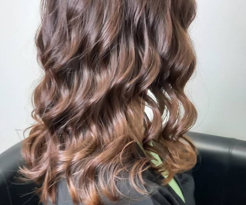 Rientro dalle vacanze: come rigenerare cute e capelli danneggiati da sole e salsedine
