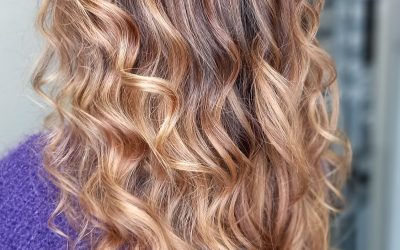 Cosa succede davvero ai capelli durante una schiaritura?