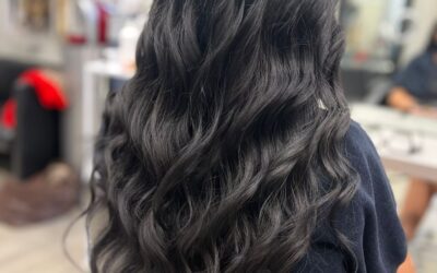 CAPELLI CRESPI CON L’UMIDITÀ E IL MARE? 5 ERRORI CHE LI ROVINANO IN ESTATE